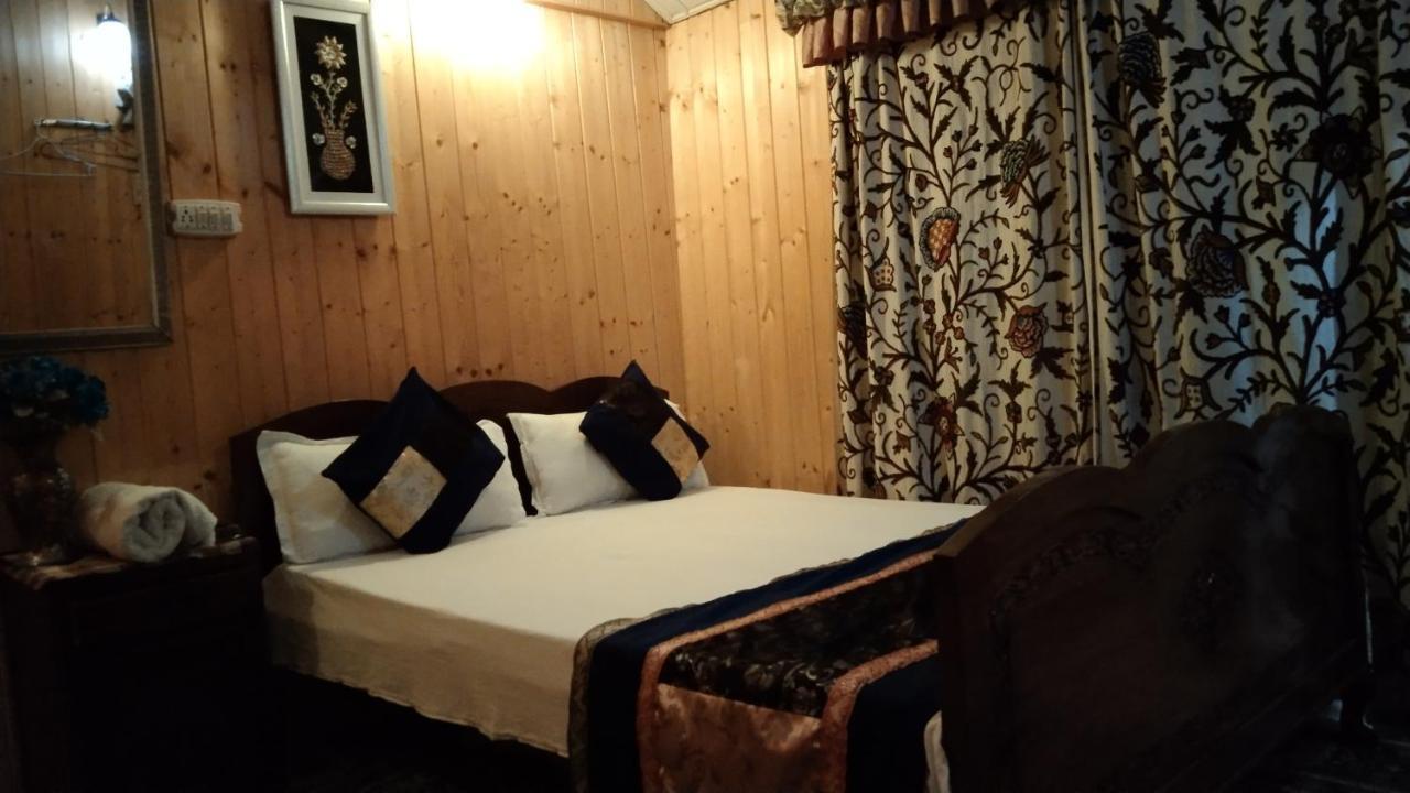Houseboat New Suzan Hotel Srinagar  Exterior photo