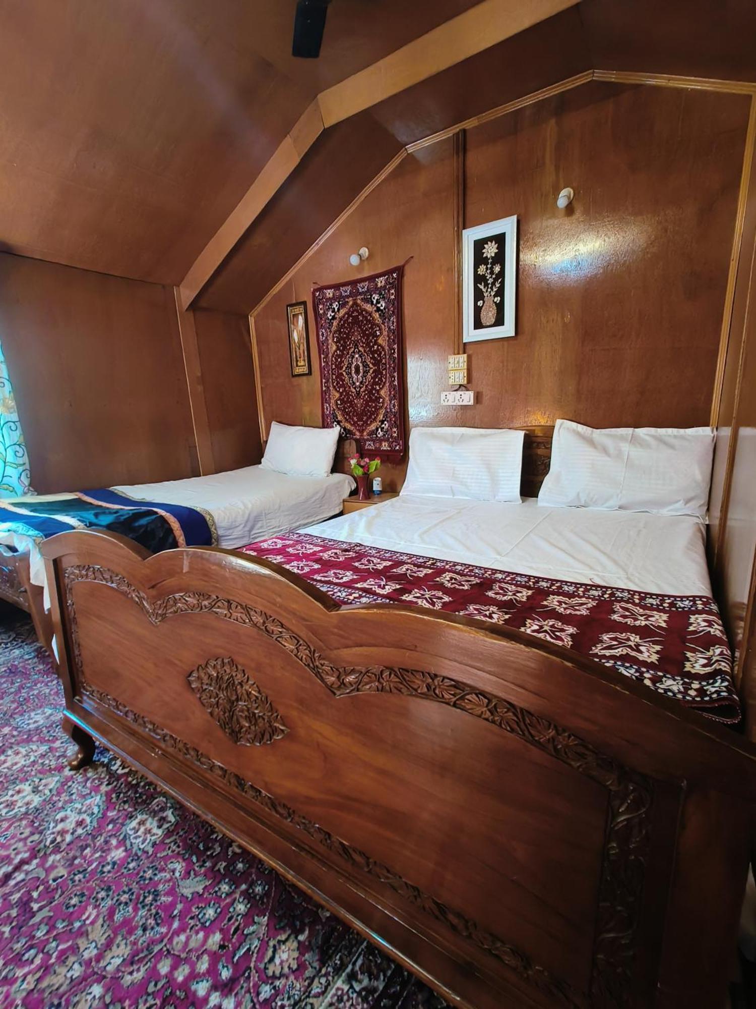 Houseboat New Suzan Hotel Srinagar  Exterior photo