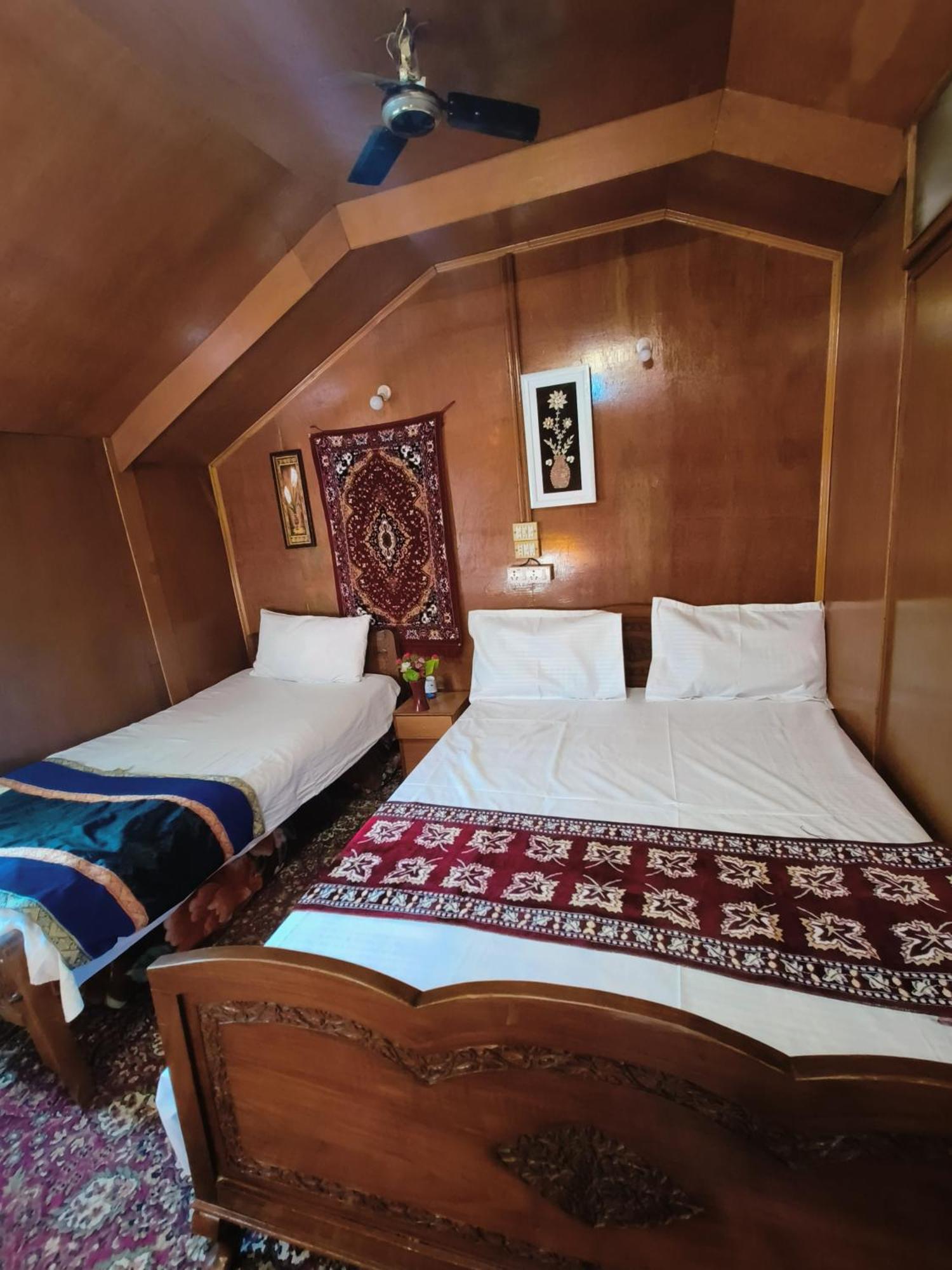 Houseboat New Suzan Hotel Srinagar  Exterior photo