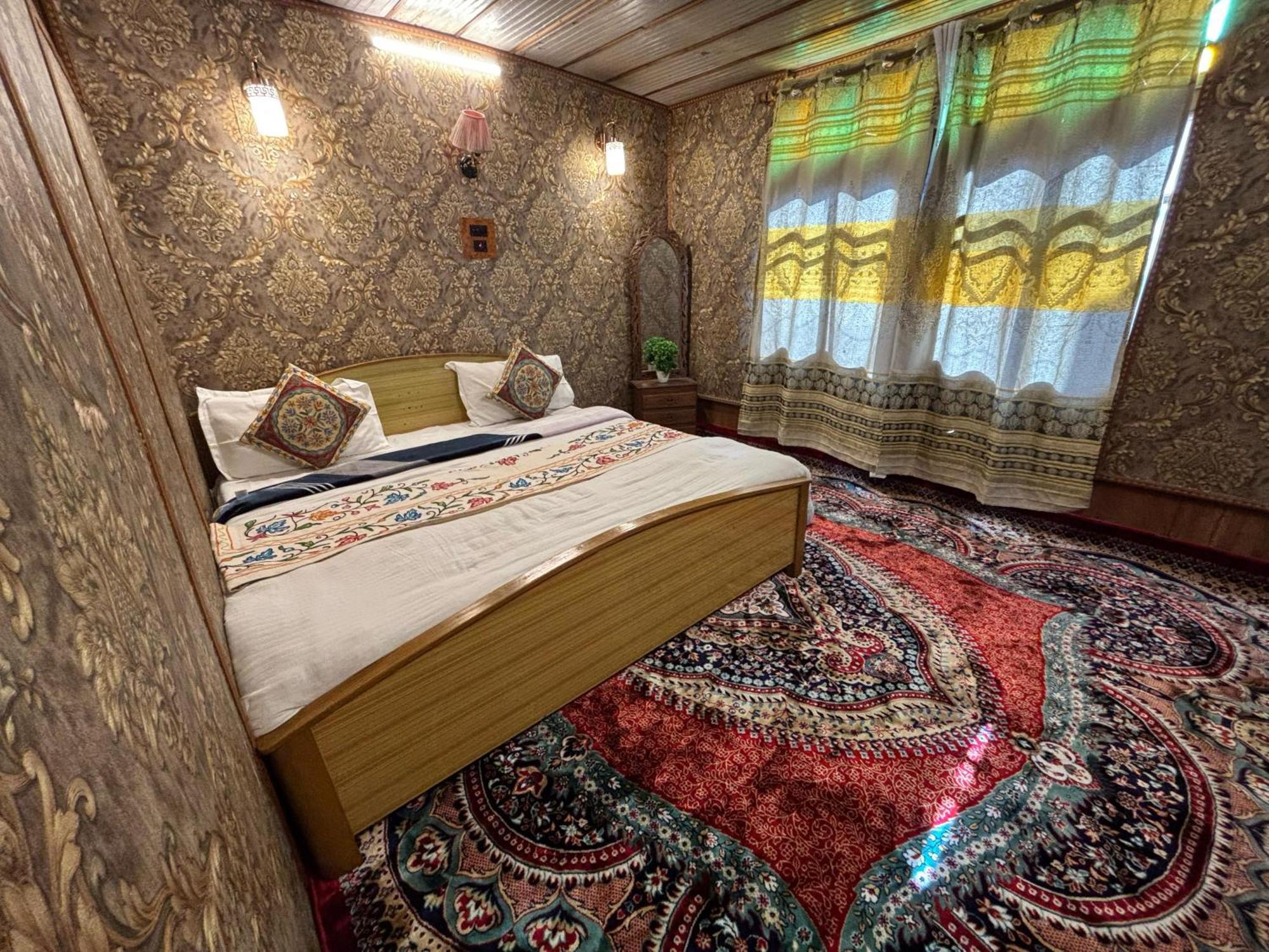 Houseboat New Suzan Hotel Srinagar  Exterior photo