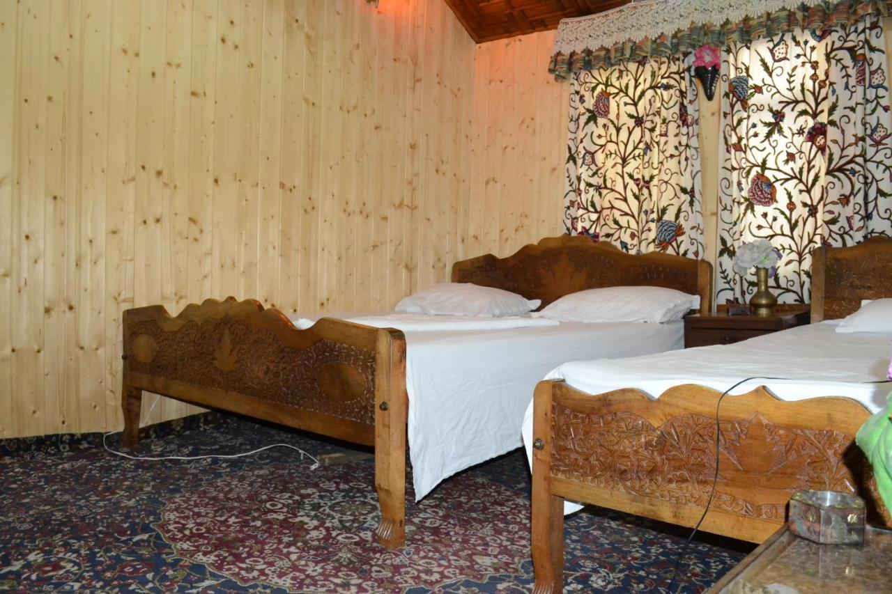 Houseboat New Suzan Hotel Srinagar  Exterior photo
